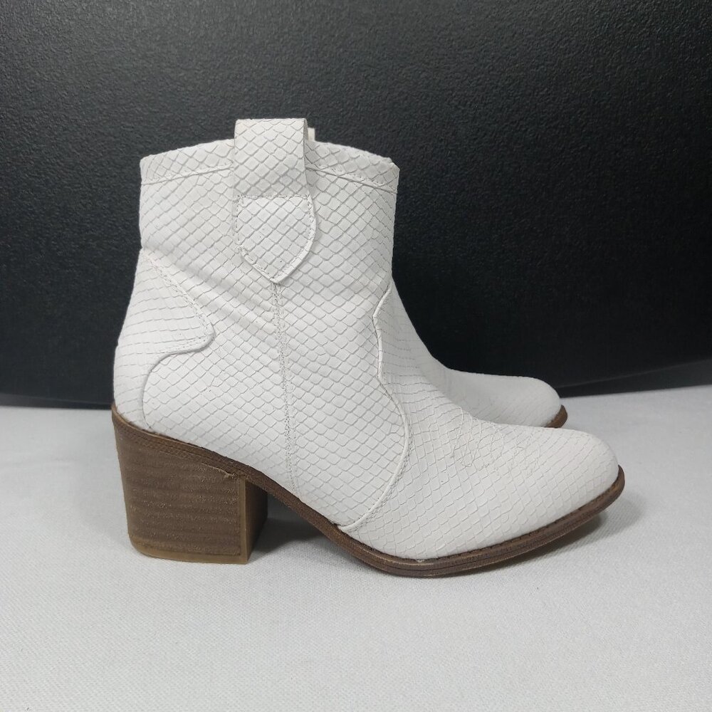 DIRTY LAUNDRY Unite Snake Embrossed Design Womens White Western Ankle Boot Sz 6